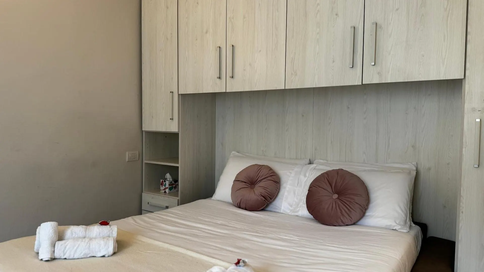 Regina Milano In Sky Santa Giulia - Sky Tv, Wifi E Breakfast Box Apartment 0*, Milan Italy