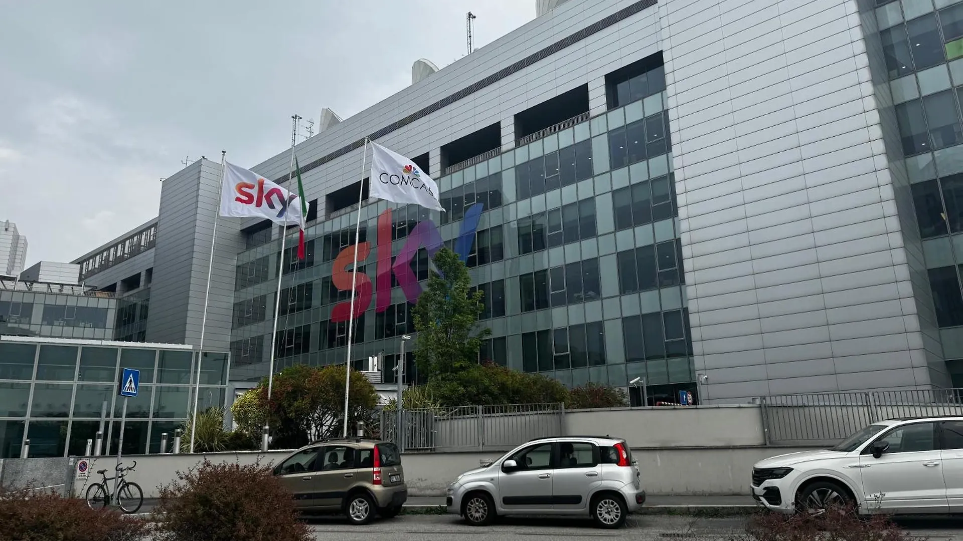 Regina Milano In Sky Santa Giulia - Sky Tv, Wifi E Breakfast Box Apartment Italy