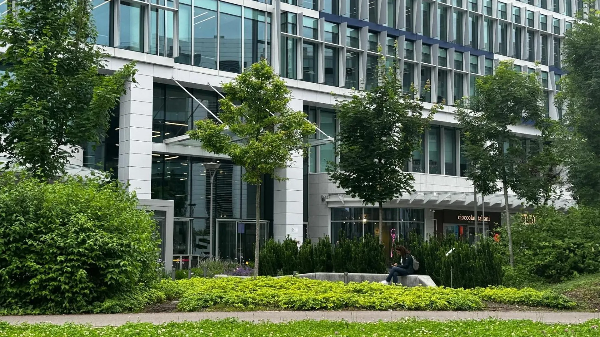 Regina Milano In Sky Santa Giulia - Sky Tv, Wifi E Breakfast Box Apartment  Milan
